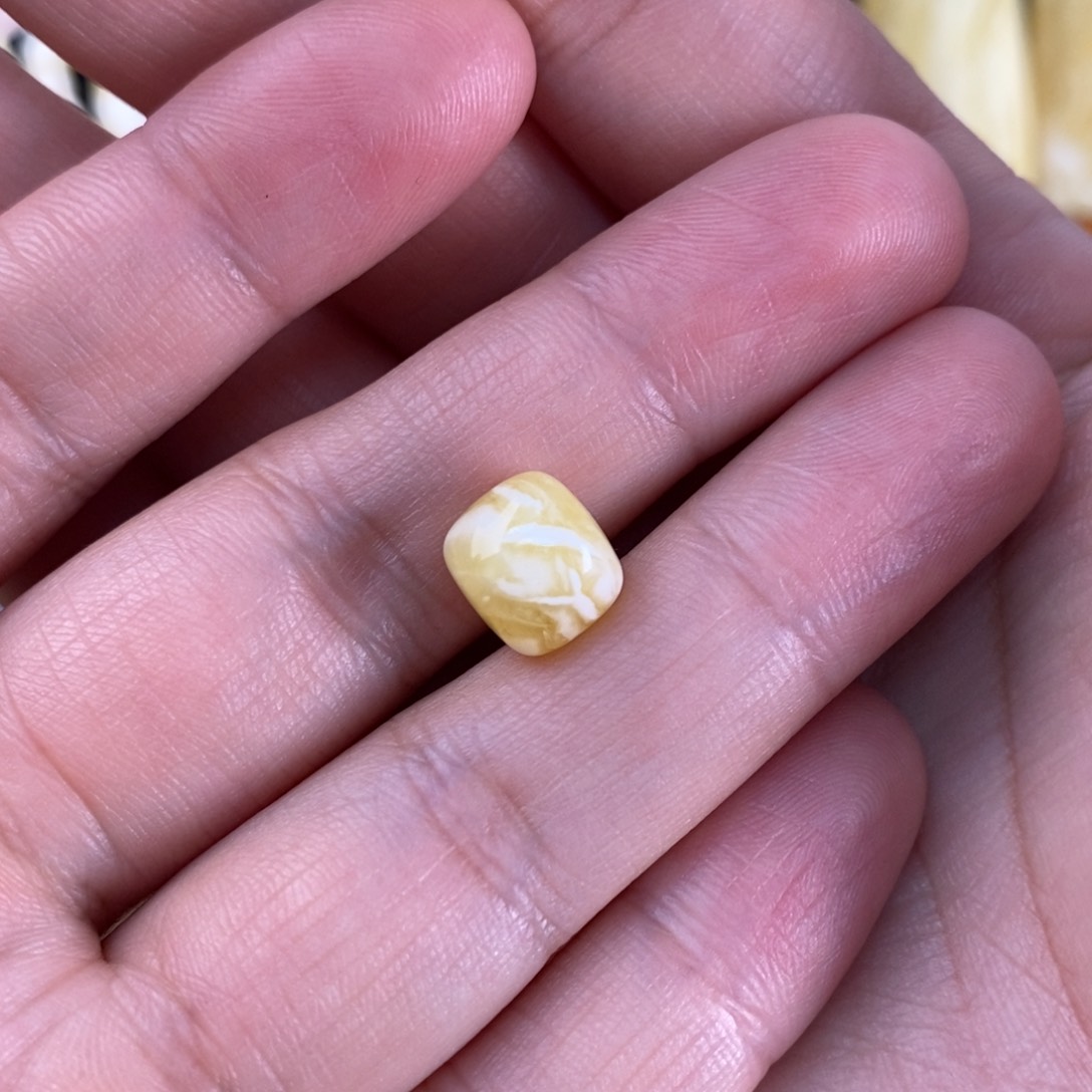 蜜蜡裸石未镶嵌蜜蜡