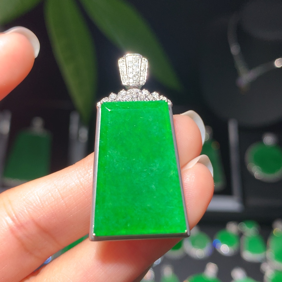 翡翠颈饰18K金镶嵌翡翠