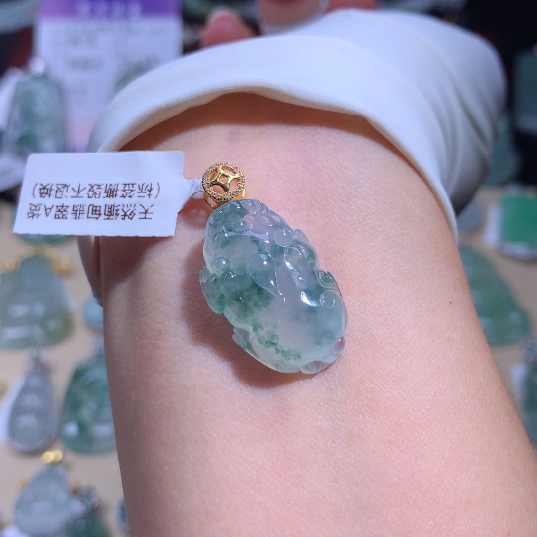 翡翠颈饰18K金镶嵌貔貅