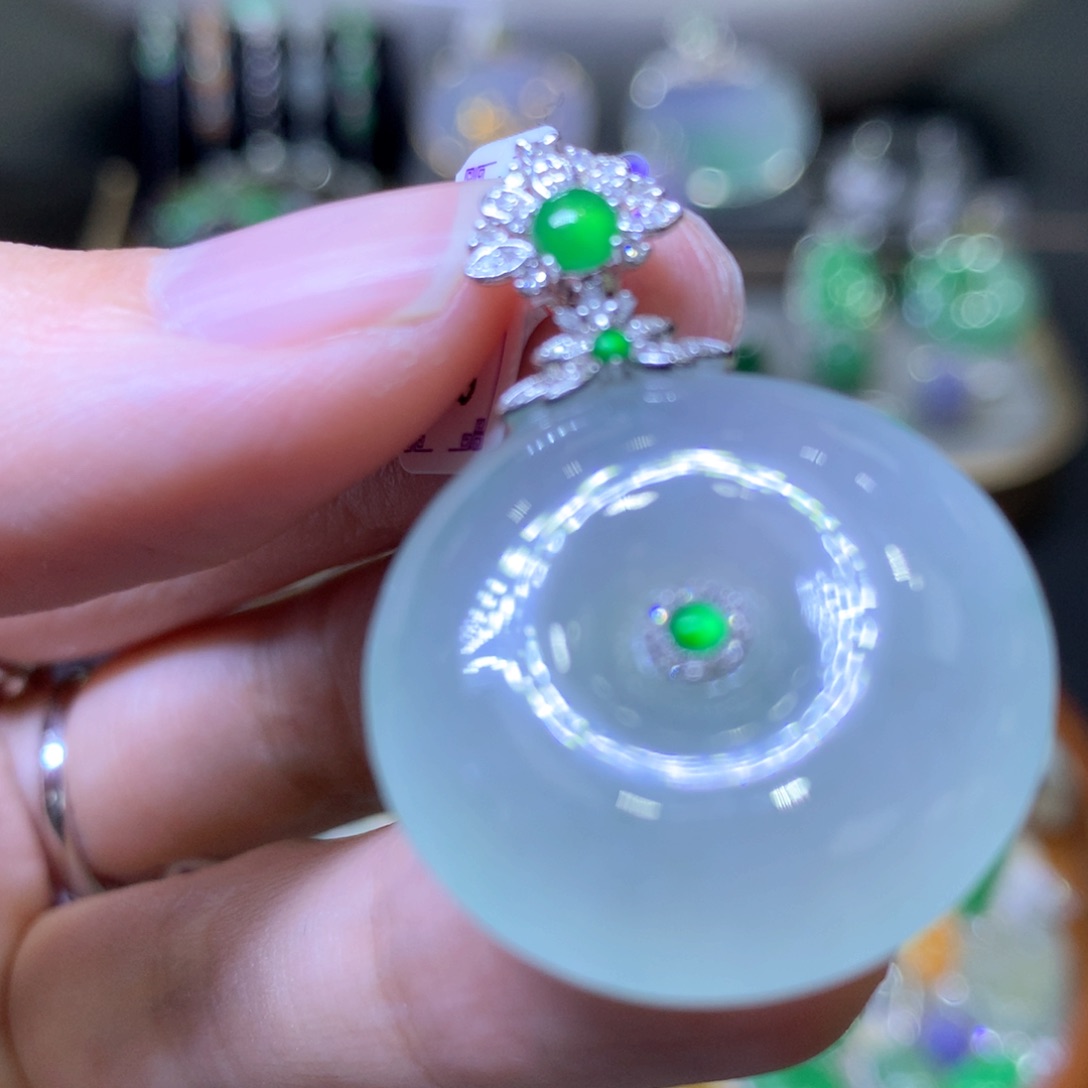 【闪购商品】翡翠颈饰18K金镶嵌翡翠吊坠项链