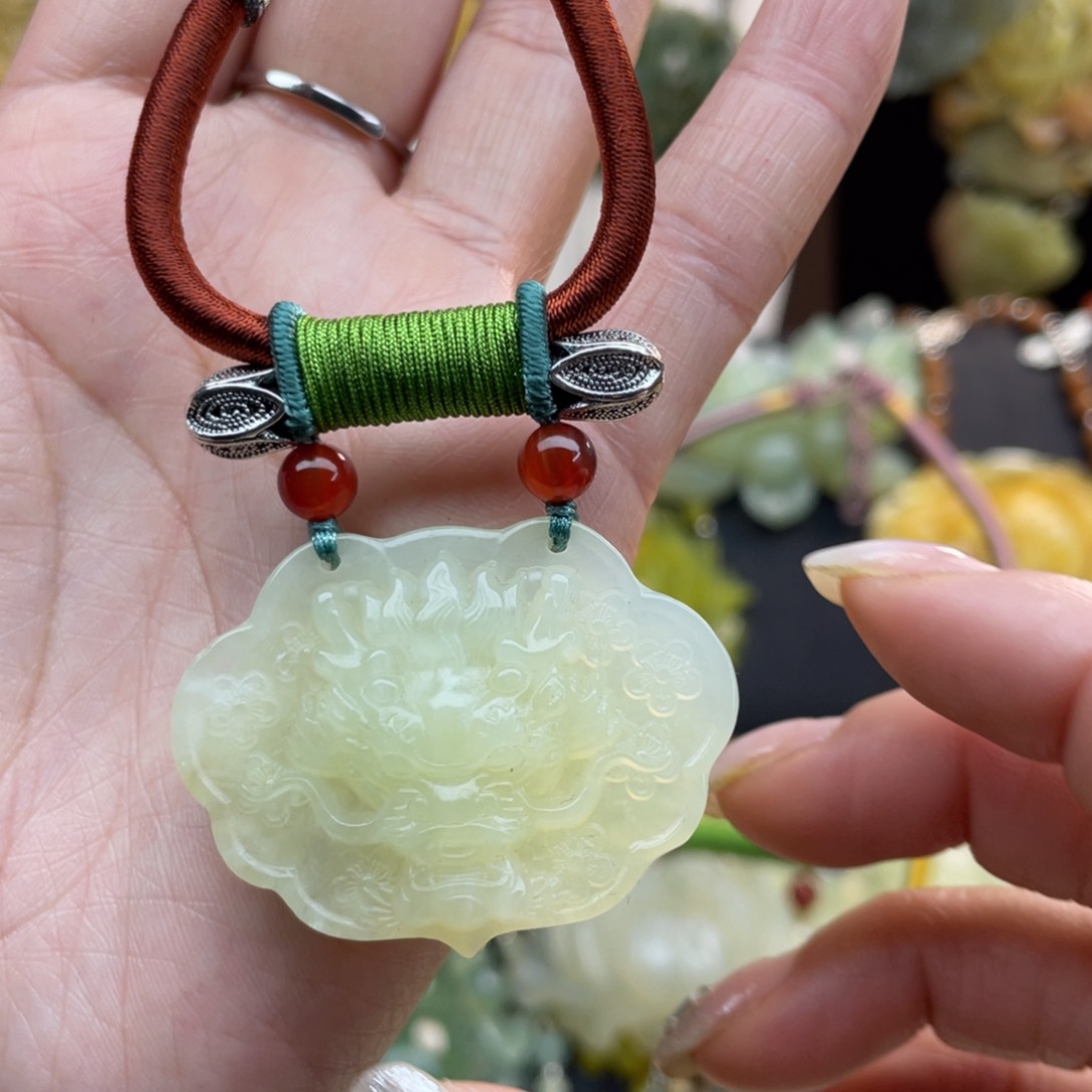 蛇纹石玉颈饰未镶嵌