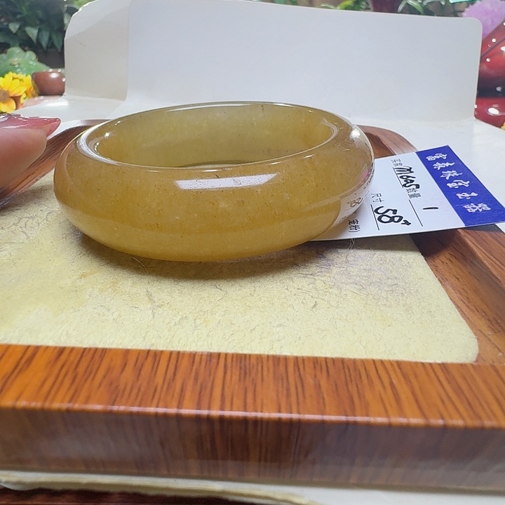 黑***女石英质玉未镶嵌手镯