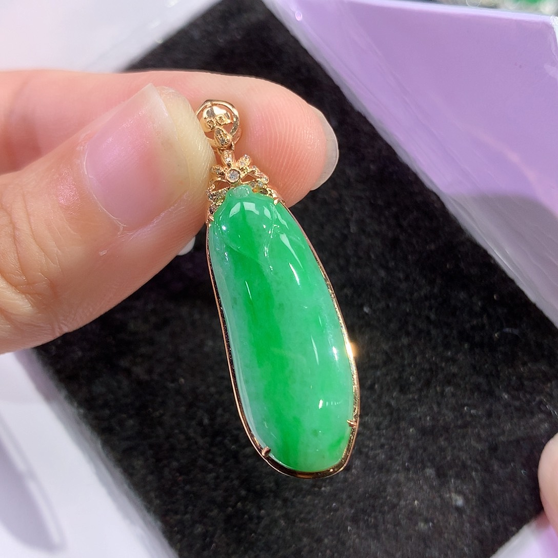 翡翠18K金镶嵌吊坠(赠链)