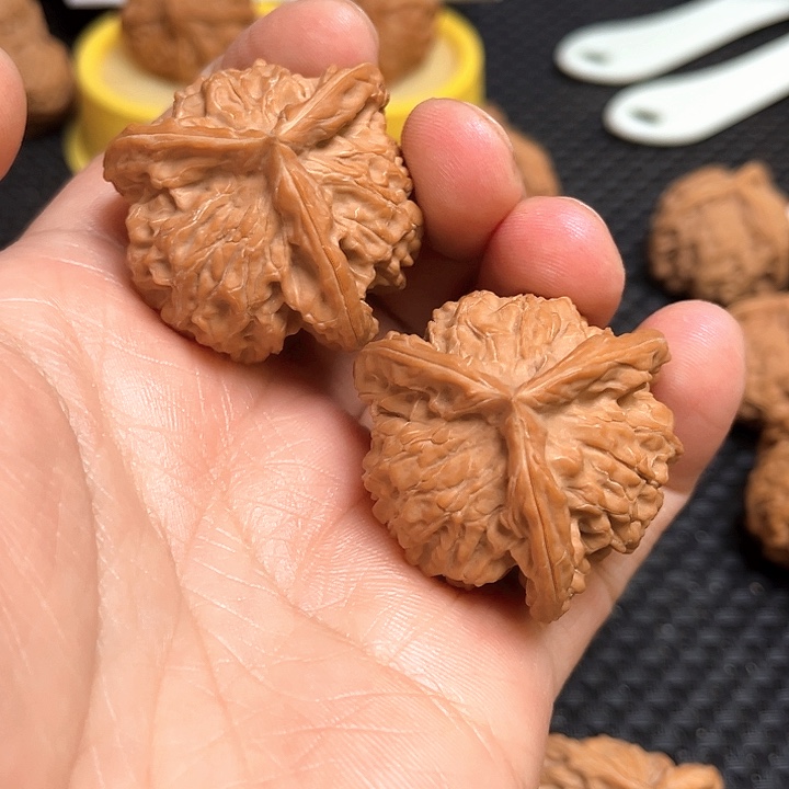 桃核把件骏****务三棱核桃