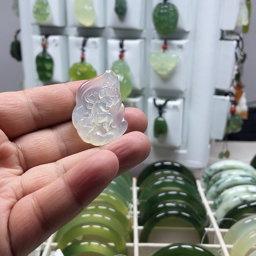 蛇纹石玉颈饰未镶嵌