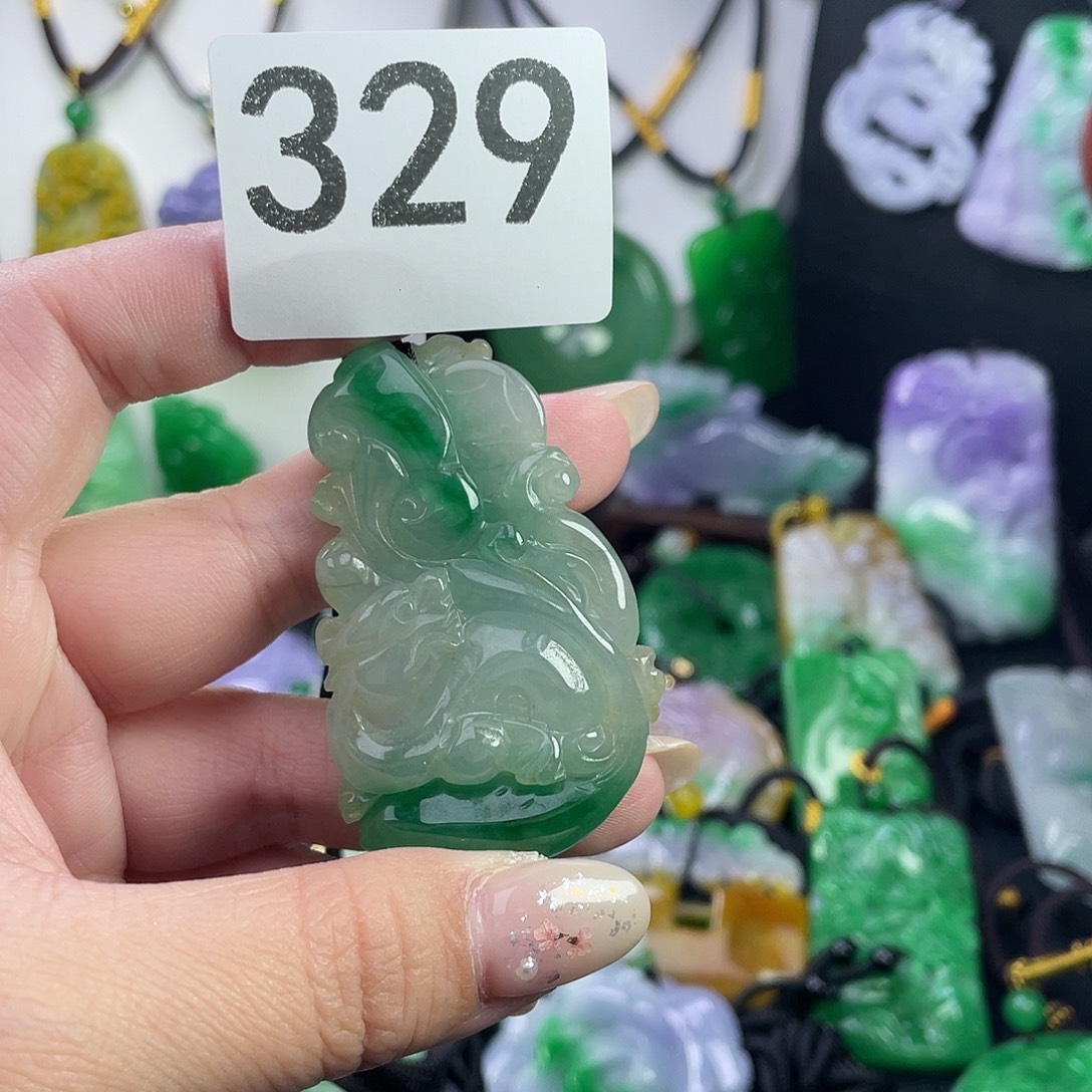 翡翠未镶嵌吊坠(赠链)