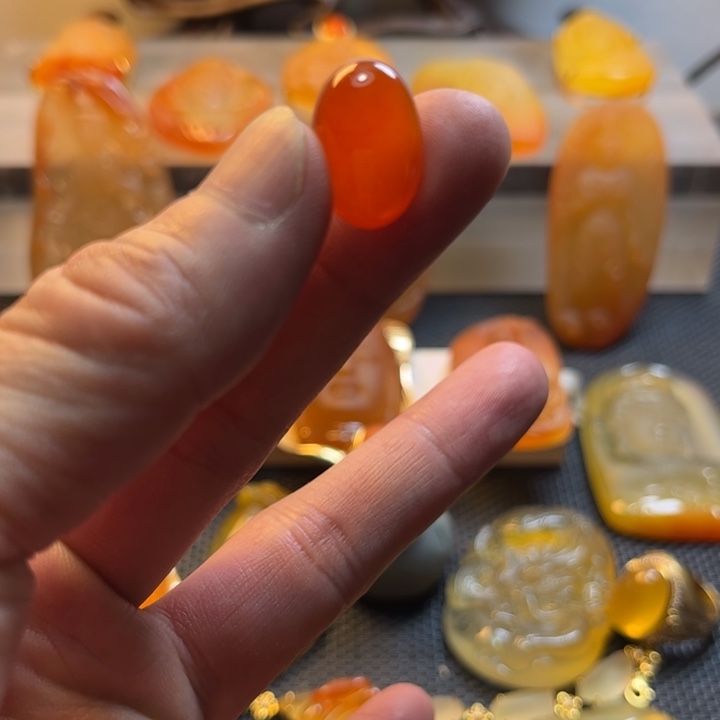 石英质玉颈饰未镶嵌春***阳