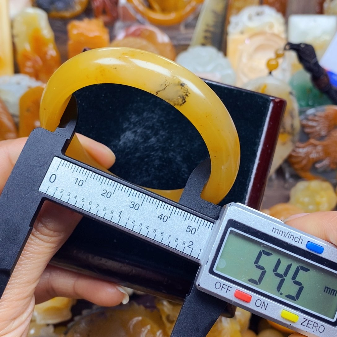 石英质玉（黄龙玉）颈饰未镶嵌