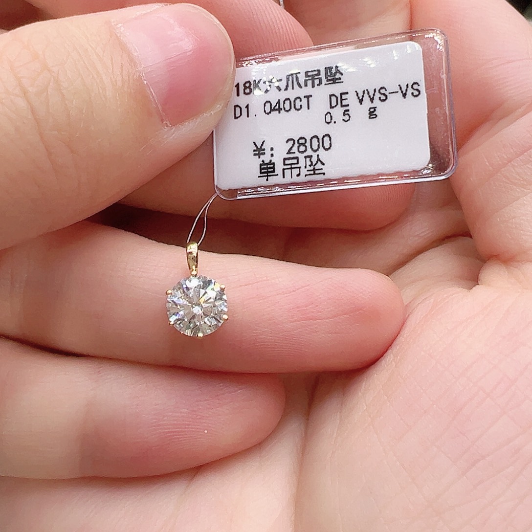 18K金镶嵌套链实验室培育钻石一克拉，六爪吊坠k黄