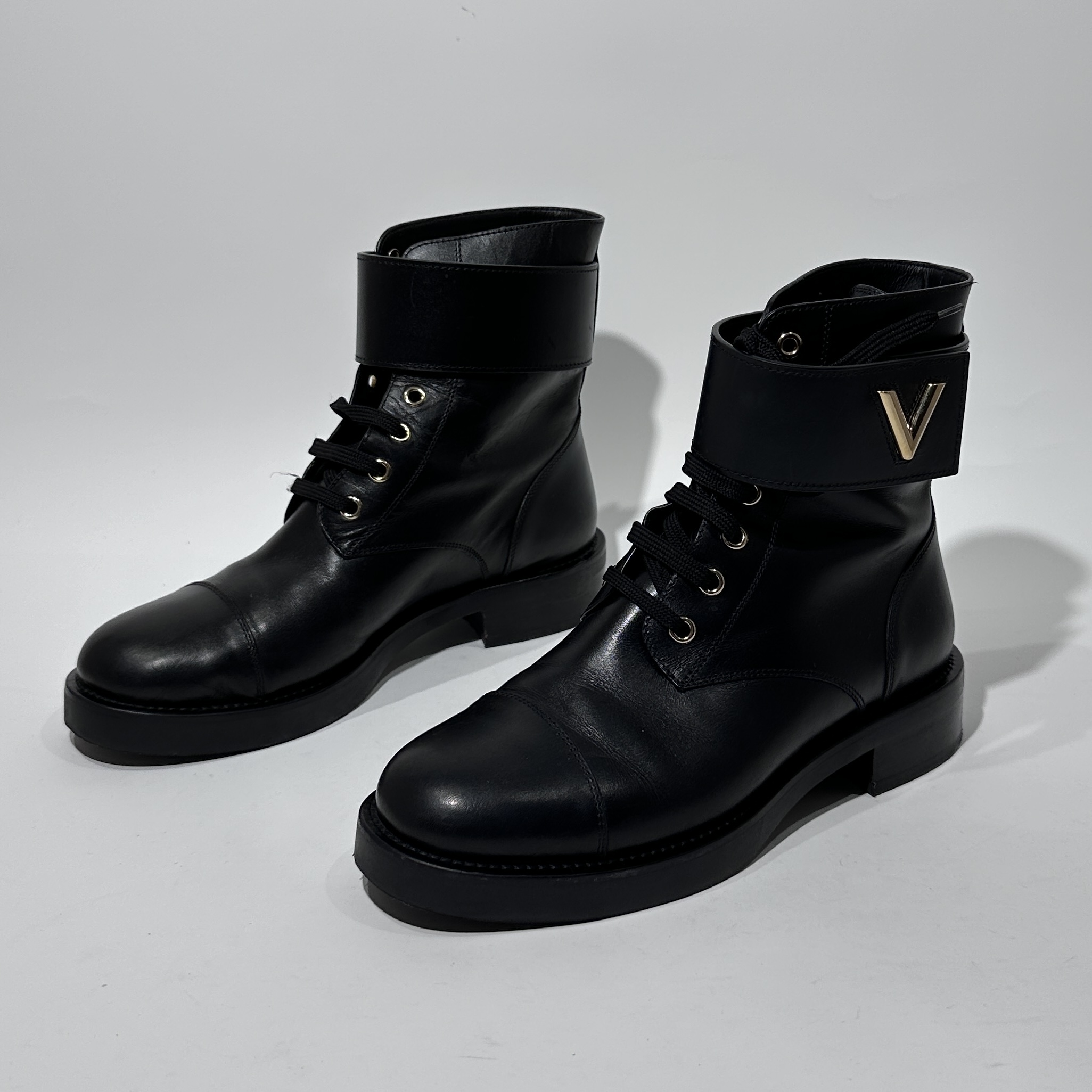 95新 LouisVuitton/路易威登 38码 黑色时尚短靴/ML01686