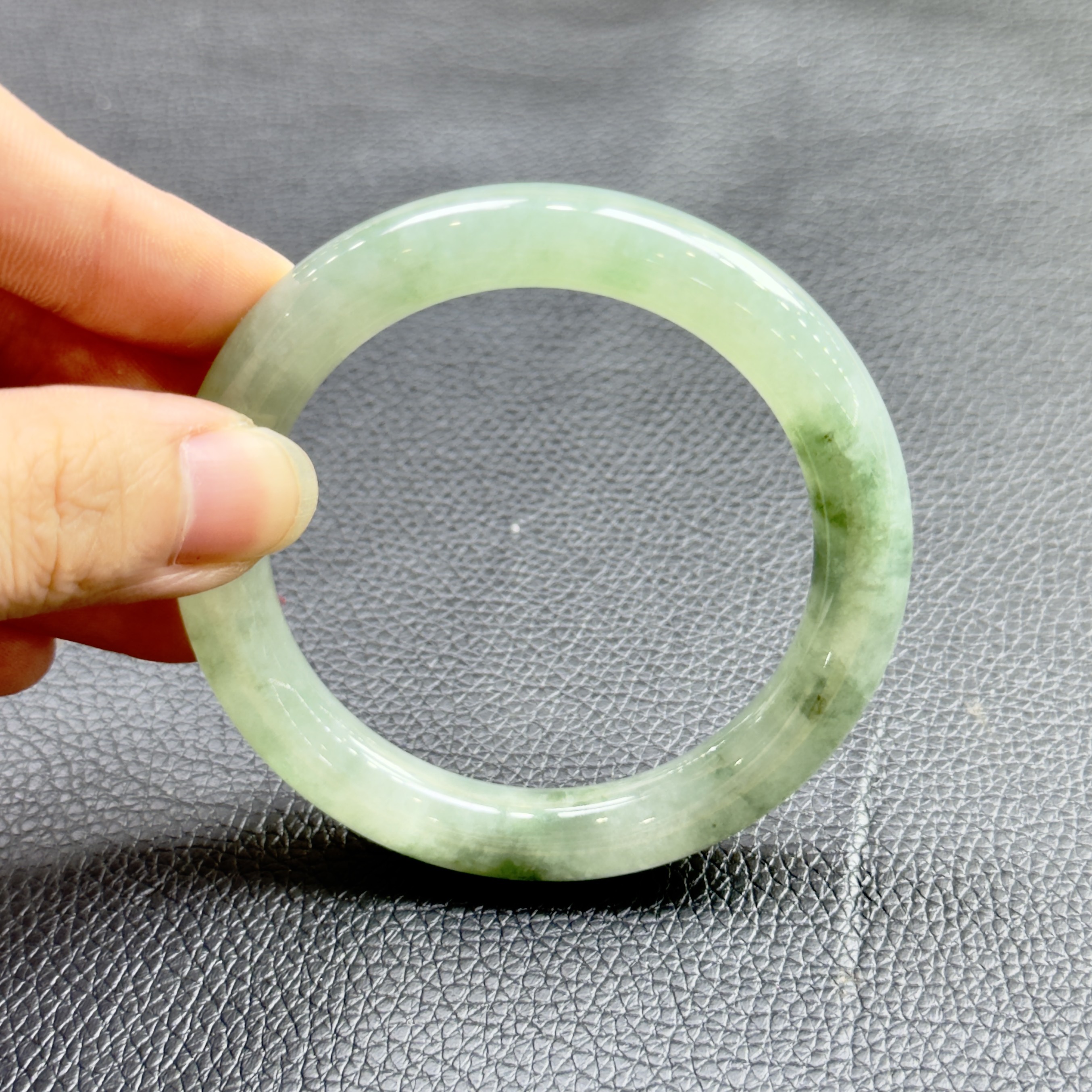 C0002冰绿底飘绿花圆条A货翡翠手镯