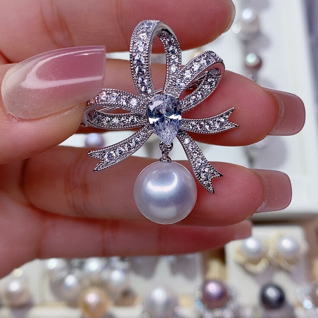 阿***娜未镶嵌淡水珍珠胸饰