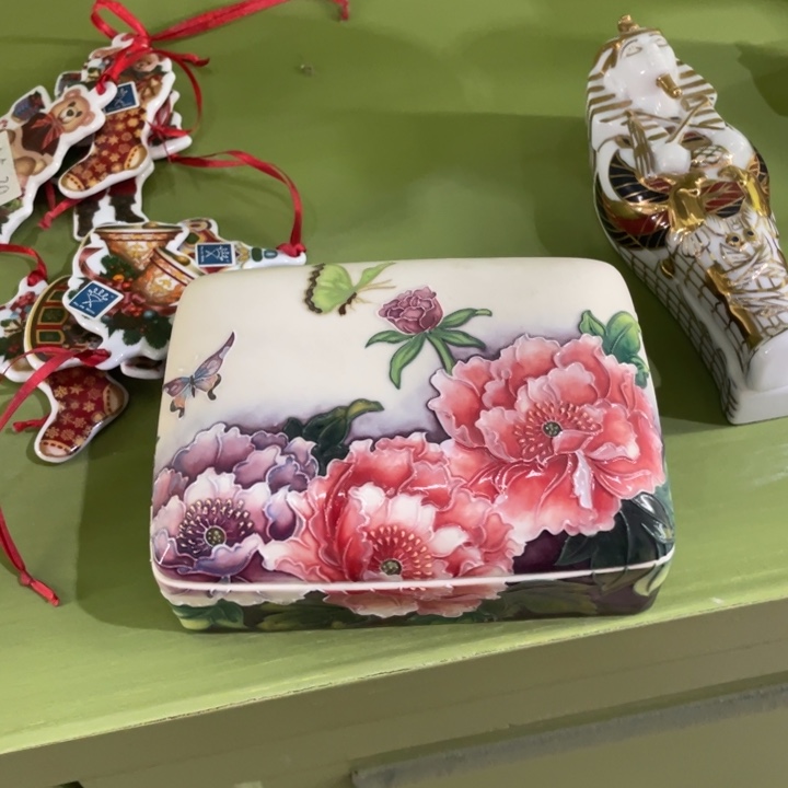 陶瓷牡丹花方首饰盒一个