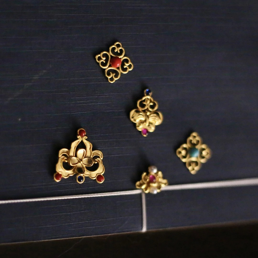 铜合金婚庆饰品 华翊堂原创设计铜镀金镶嵌宝石四代花钿加胶水