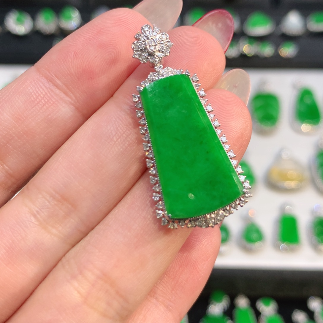 翡翠18K金镶嵌颈饰