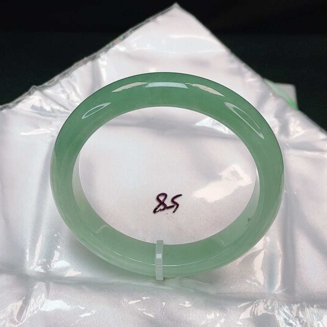 翡翠手镯未镶嵌正圈