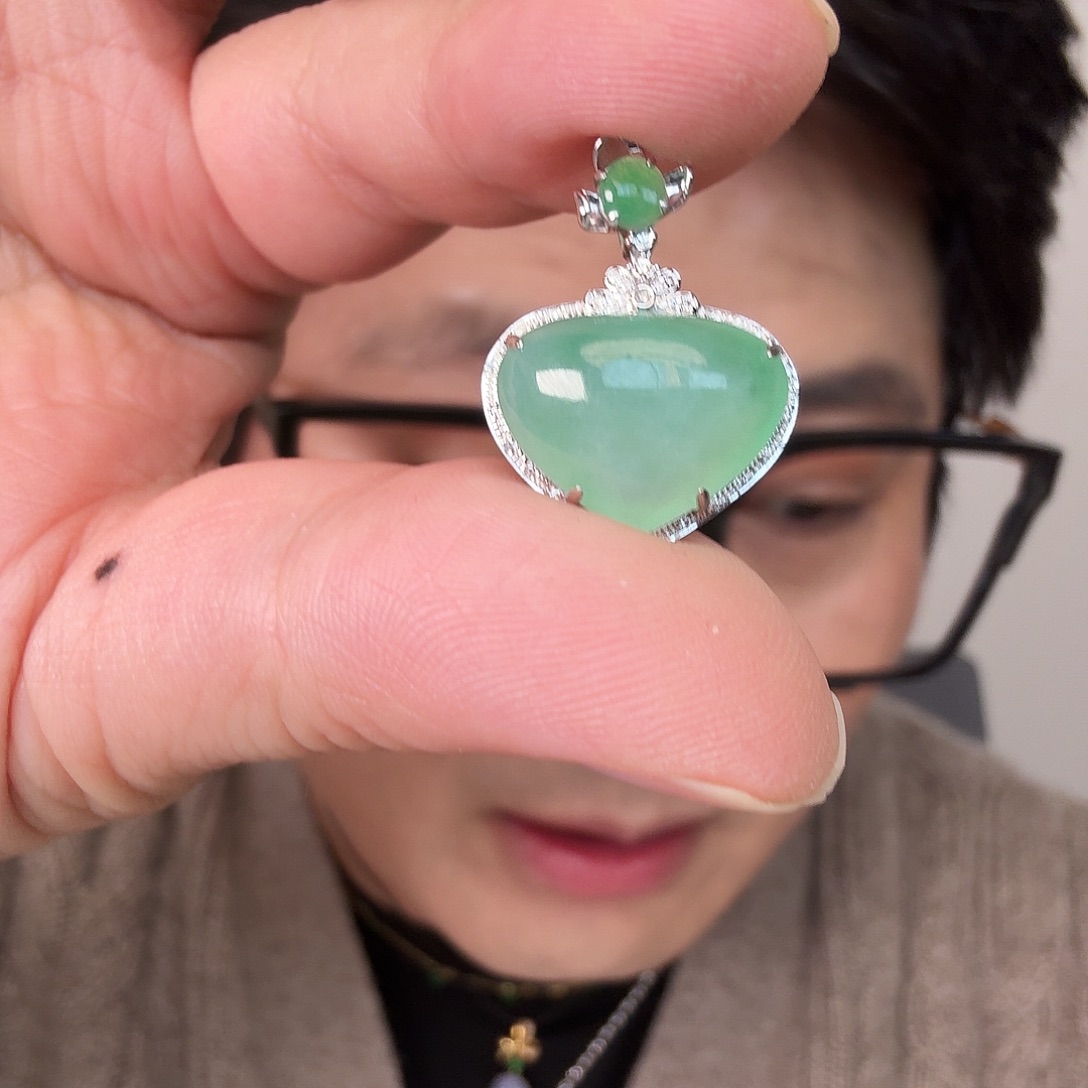 半***雪翡翠18K金镶嵌颈饰一件