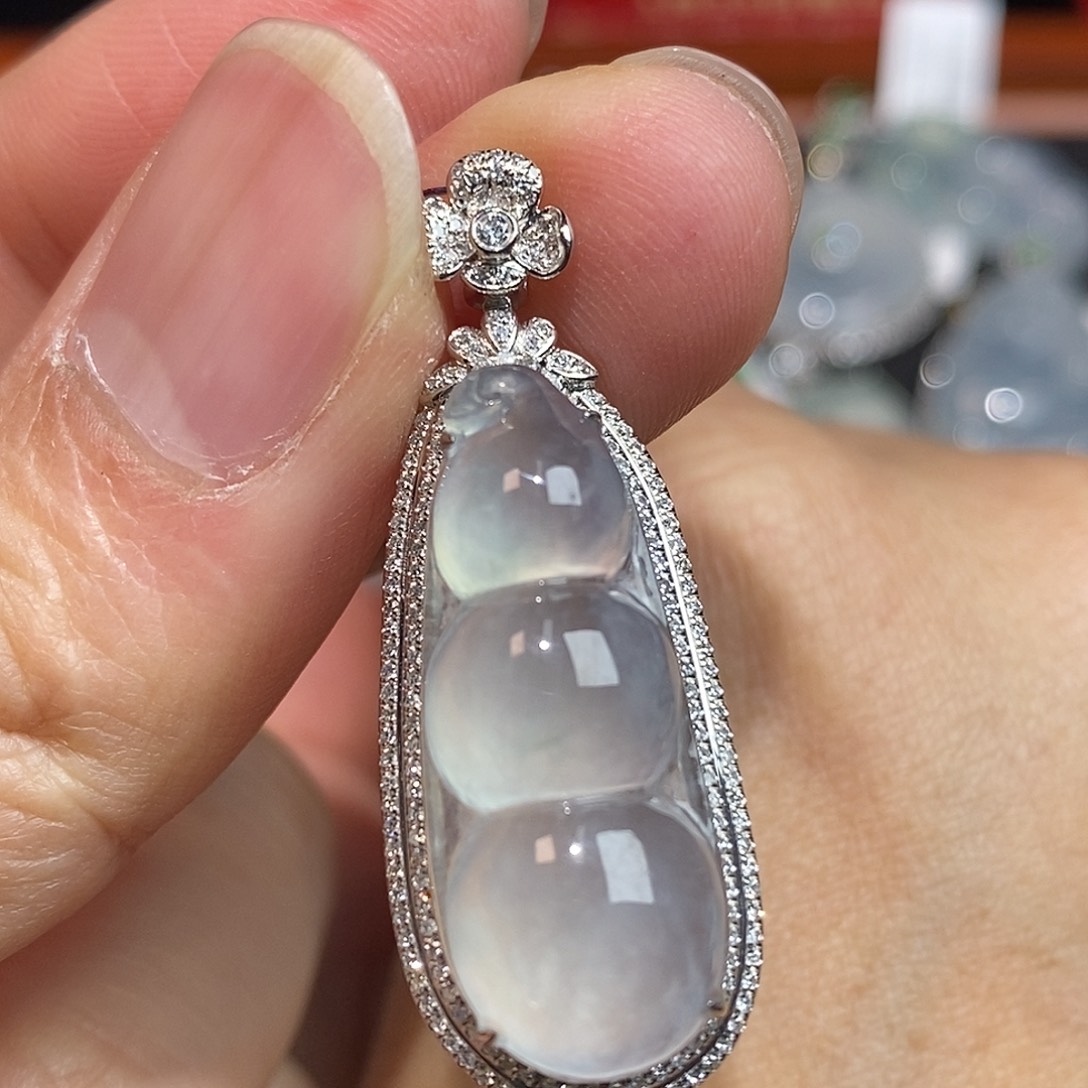 翡翠颈饰18K金镶嵌豆