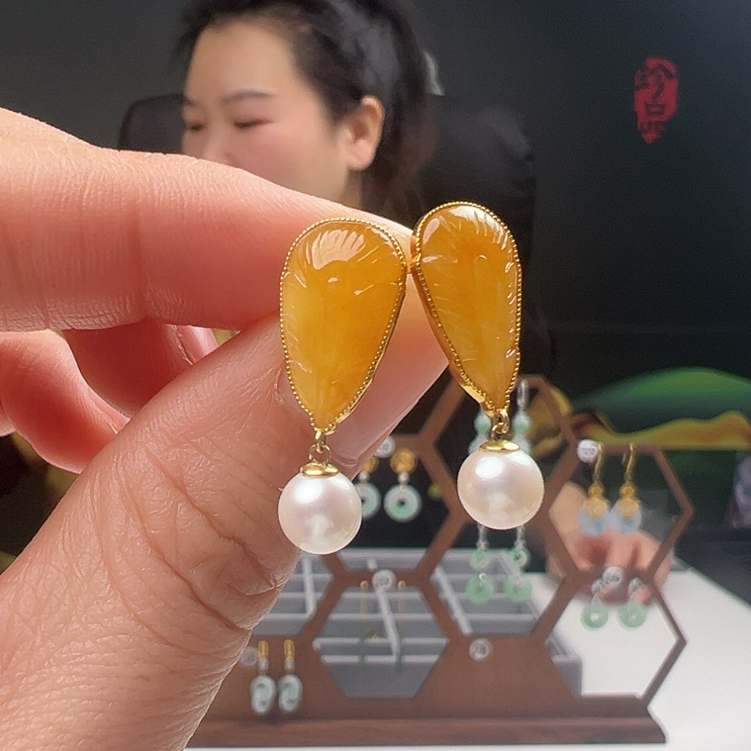 18K金镶嵌翡翠耳饰