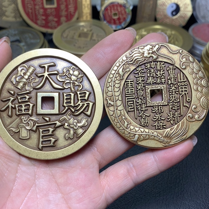 铜现代工艺品两枚