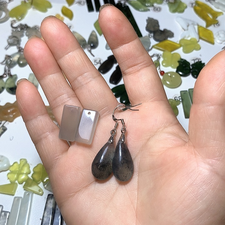蛇纹石玉未镶嵌耳环
