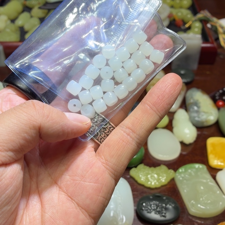 悠****和田玉未镶嵌车挂