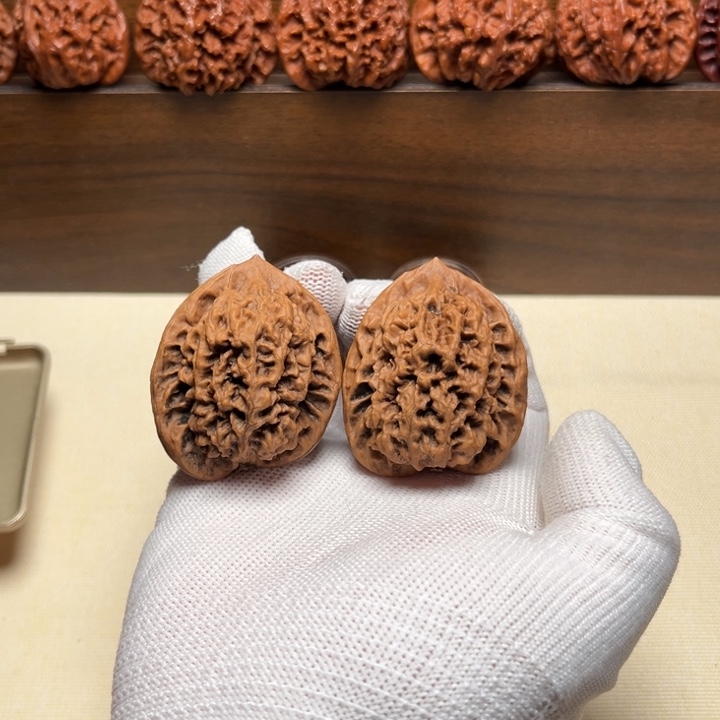 文玩核桃把件罗汉头沙眼