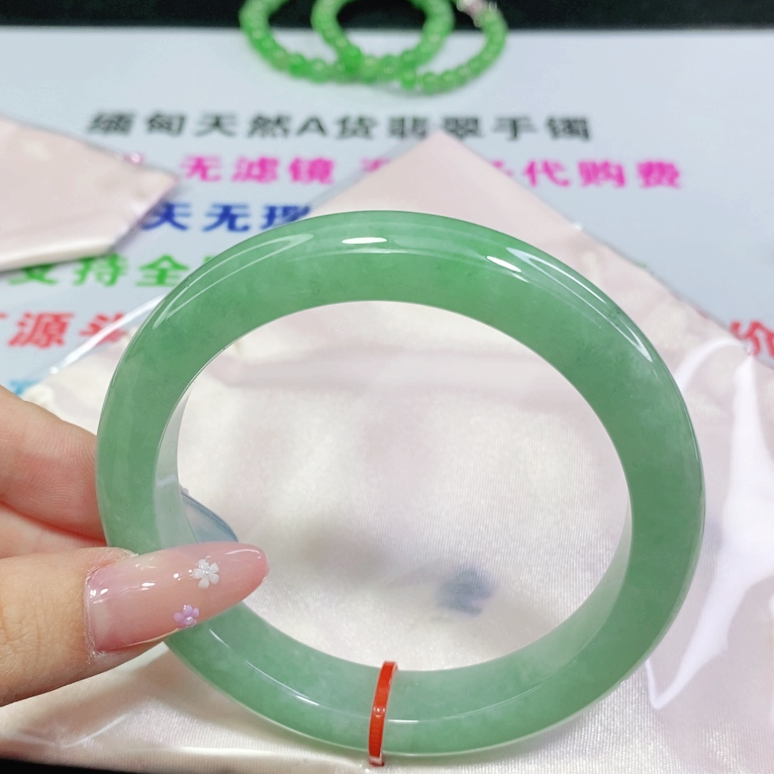 翡翠手镯未镶嵌?60 60 60