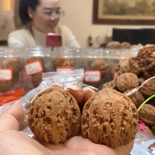 文玩核桃吊坠依**你绣球有白尖