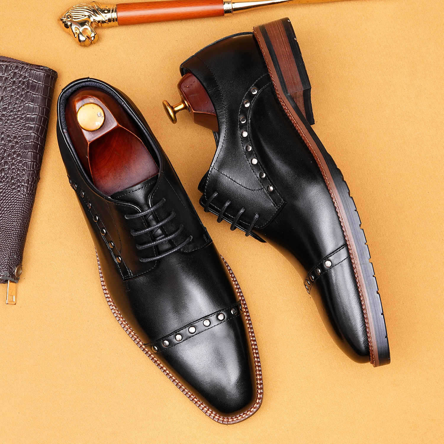 2025新款英伦个性铆钉商务正装尖头通勤德比鞋三接头皮鞋男款真皮