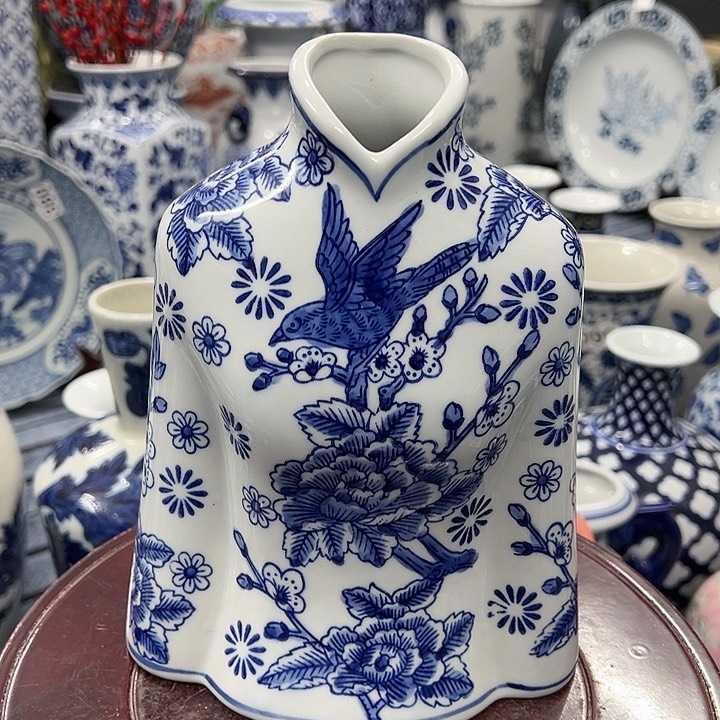摆件青花瓷手工手绘高温釉下彩家居摆件，旗袍花瓶