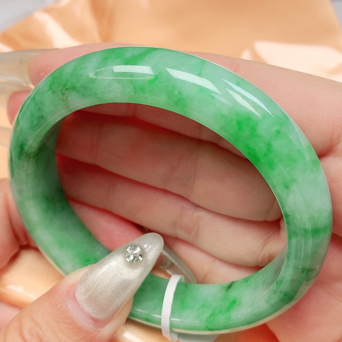 翡翠手镯未镶嵌抖音818