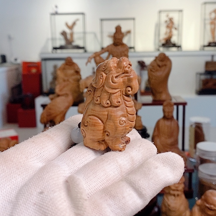 噶***行檀香木手把件工艺品