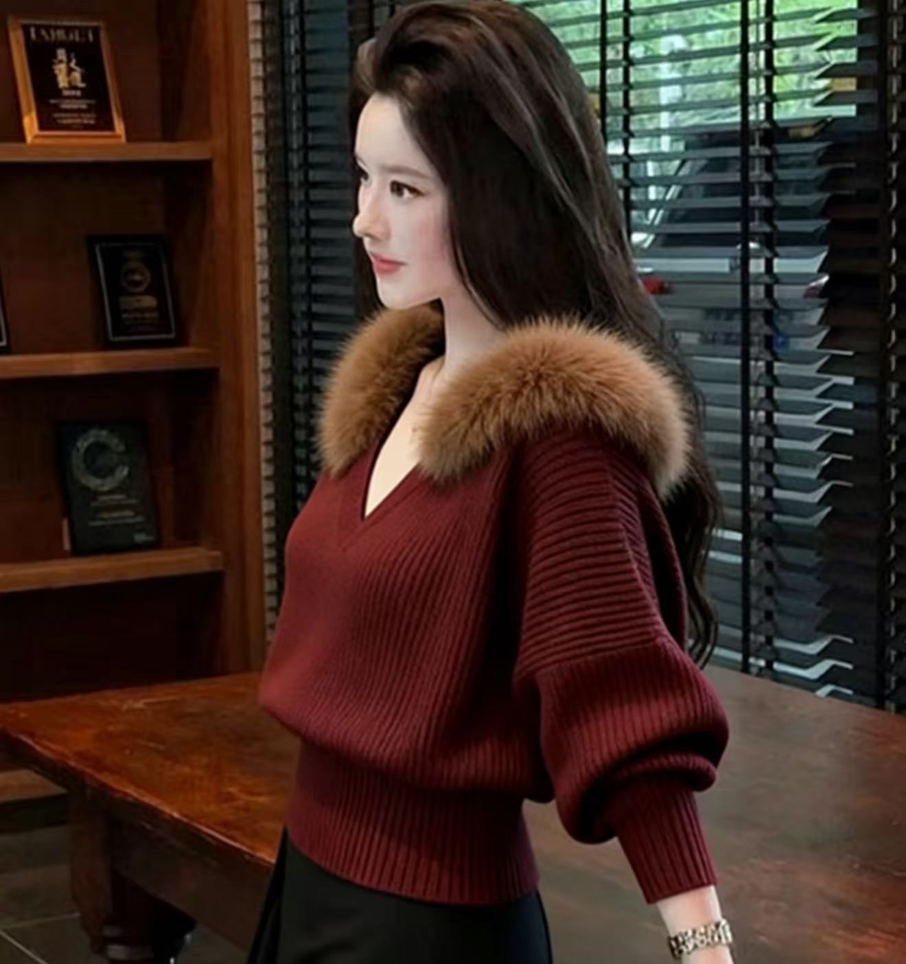 2025新款秋冬轻熟风V领针织衫女时尚慵懒风高级感酒红色毛领毛衣
