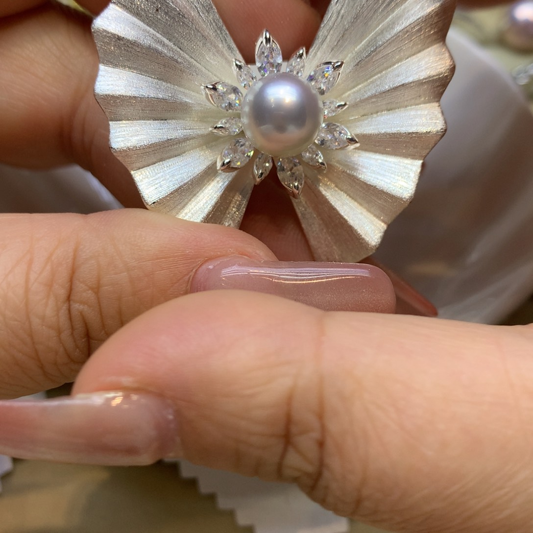 未镶嵌胸饰海水珍珠