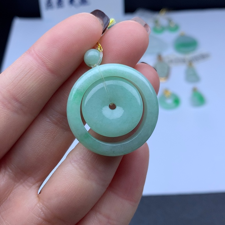 翡翠颈饰未镶嵌翡翠