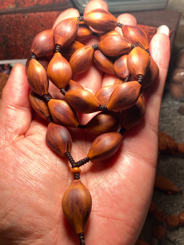 福利苏工核雕，纯手工天然紫皮核，去皮小长串，个性十足，等待有缘人