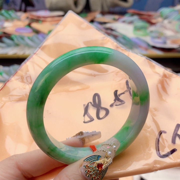 翡翠手镯未镶嵌翡翠手镯
