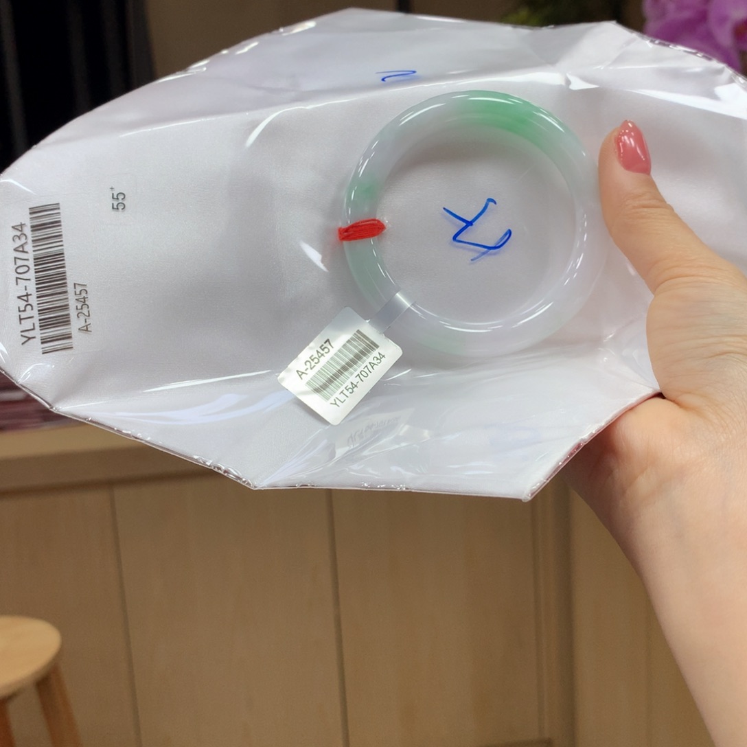 翡翠手镯未镶嵌不退不换