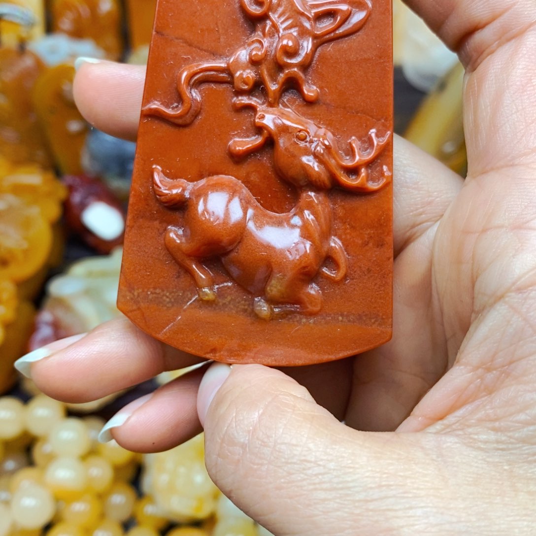 石英质玉（黄龙玉）颈饰未镶嵌