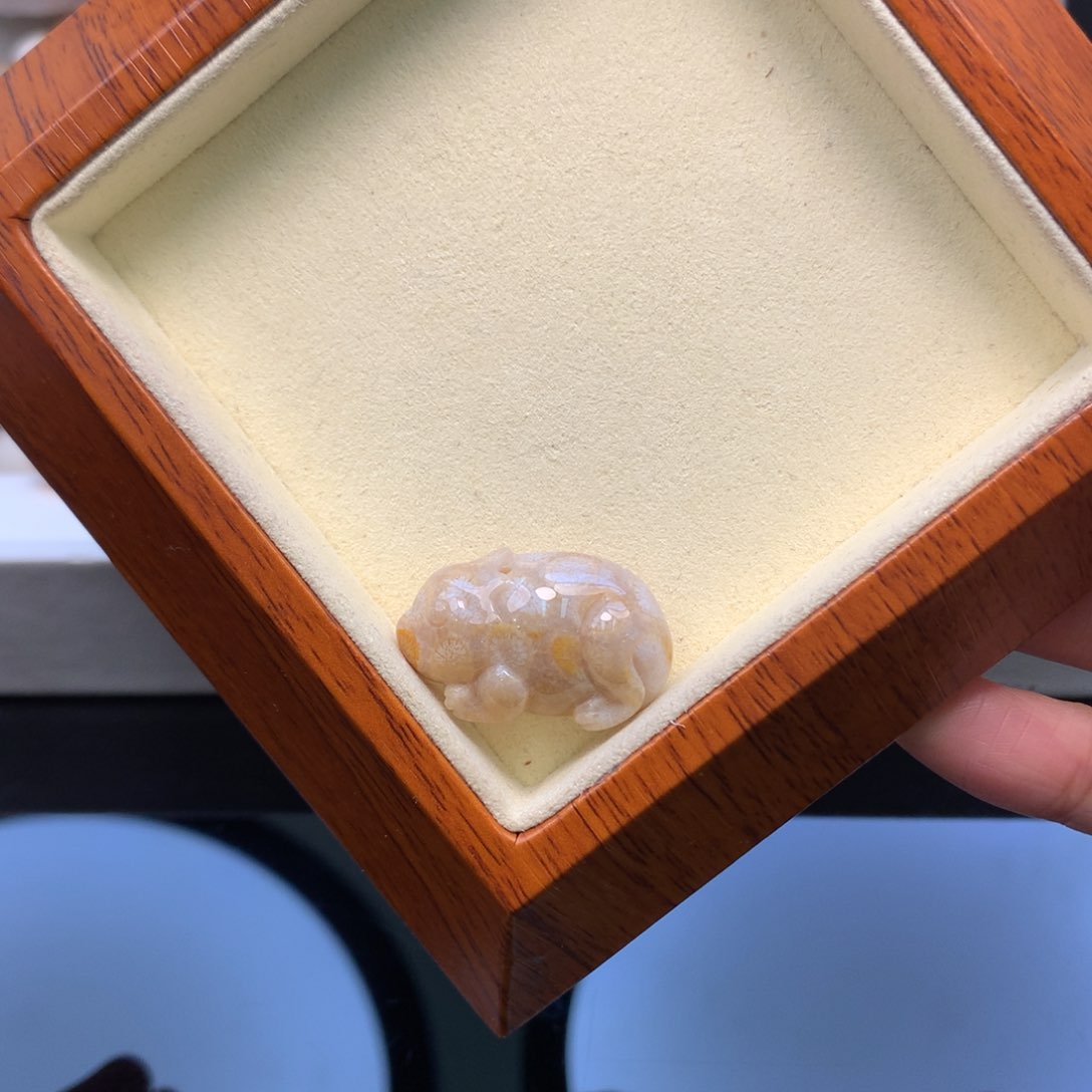 硅化珊瑚（珊瑚玉）颈饰未镶嵌蜥蜴