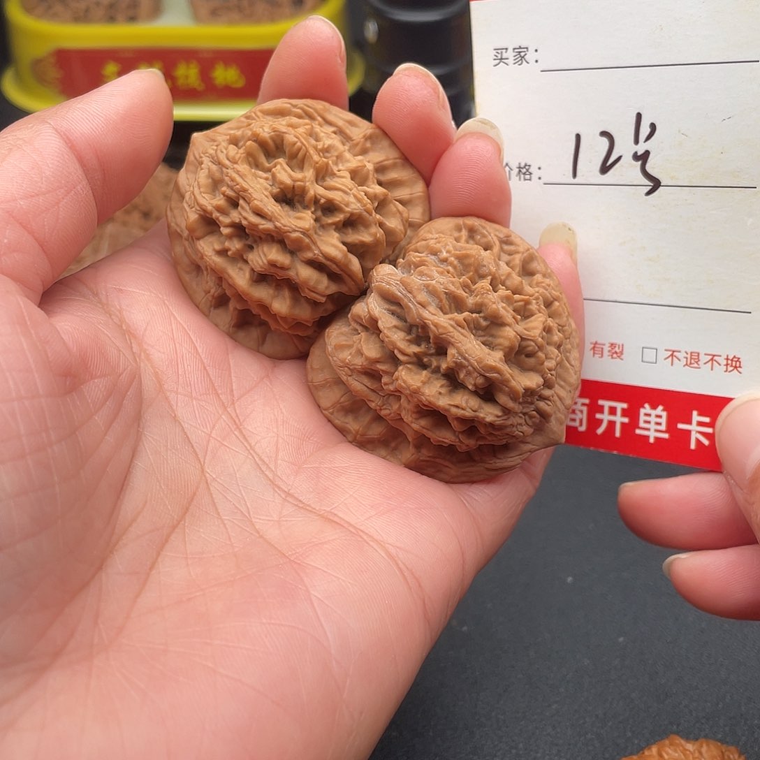 文玩核桃吊坠白狮子43