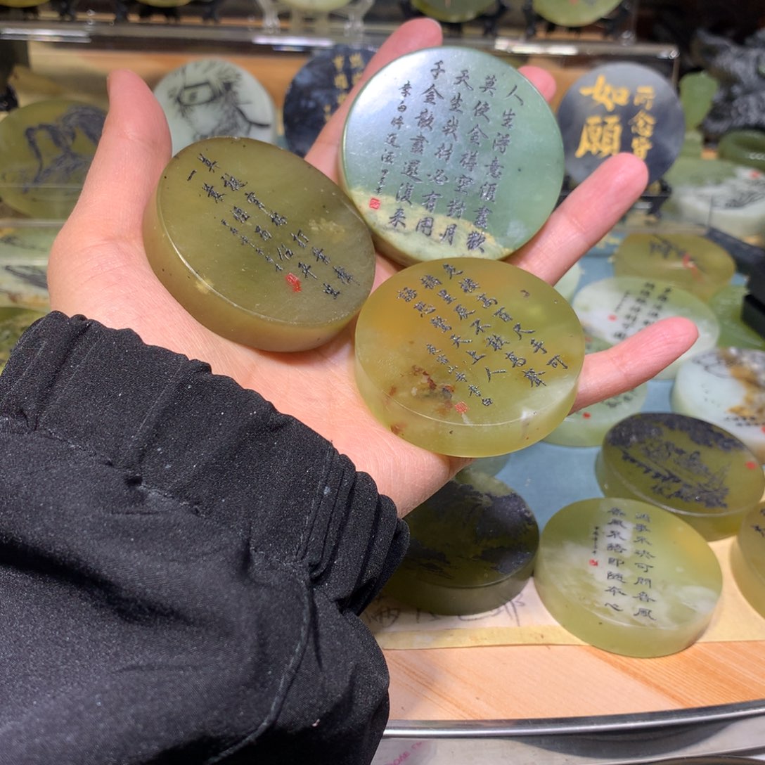 蛇纹石玉合金镯心雕刻