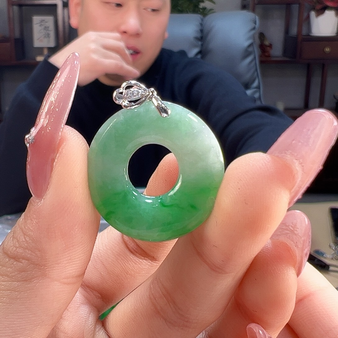翡翠吊坠(赠链)18K金镶嵌赠银链子95