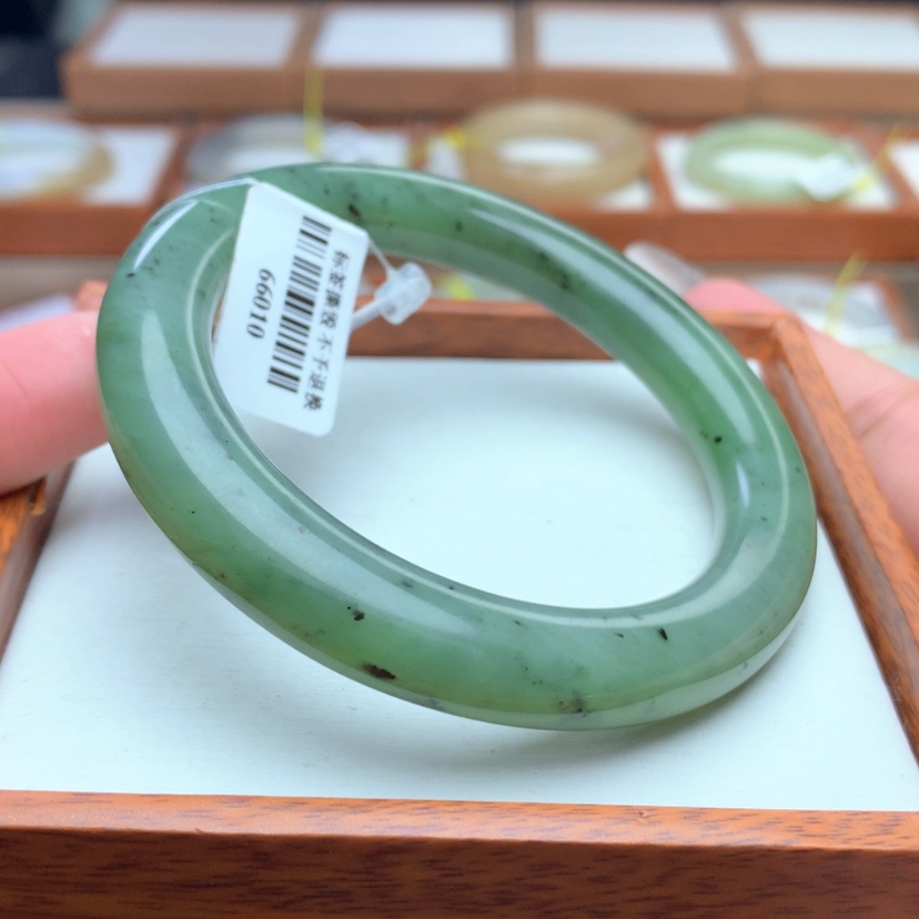 【闪购商品】和田玉手镯未镶嵌59