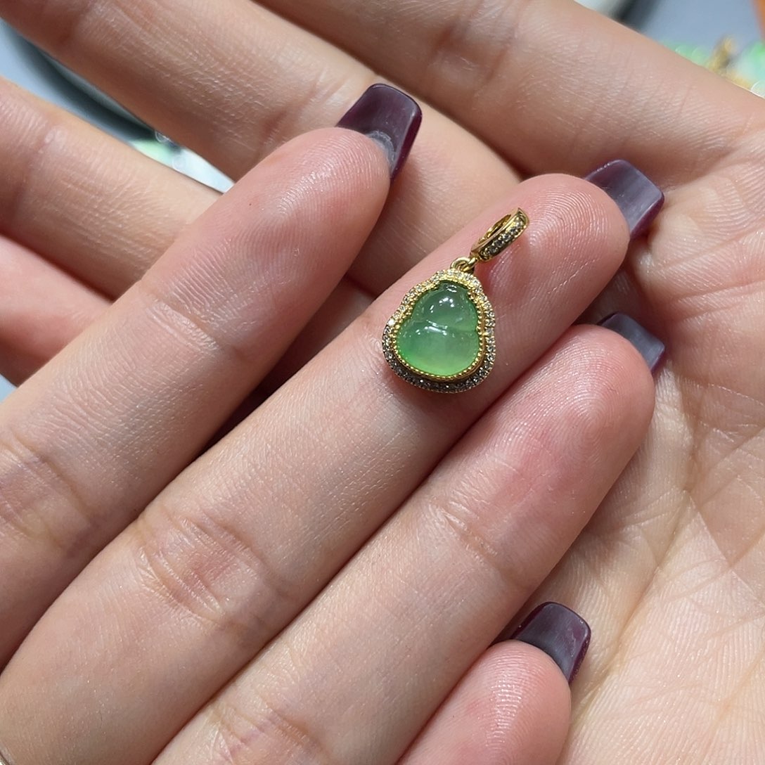翡翠18K金镶嵌吊坠(不含链)彭**人