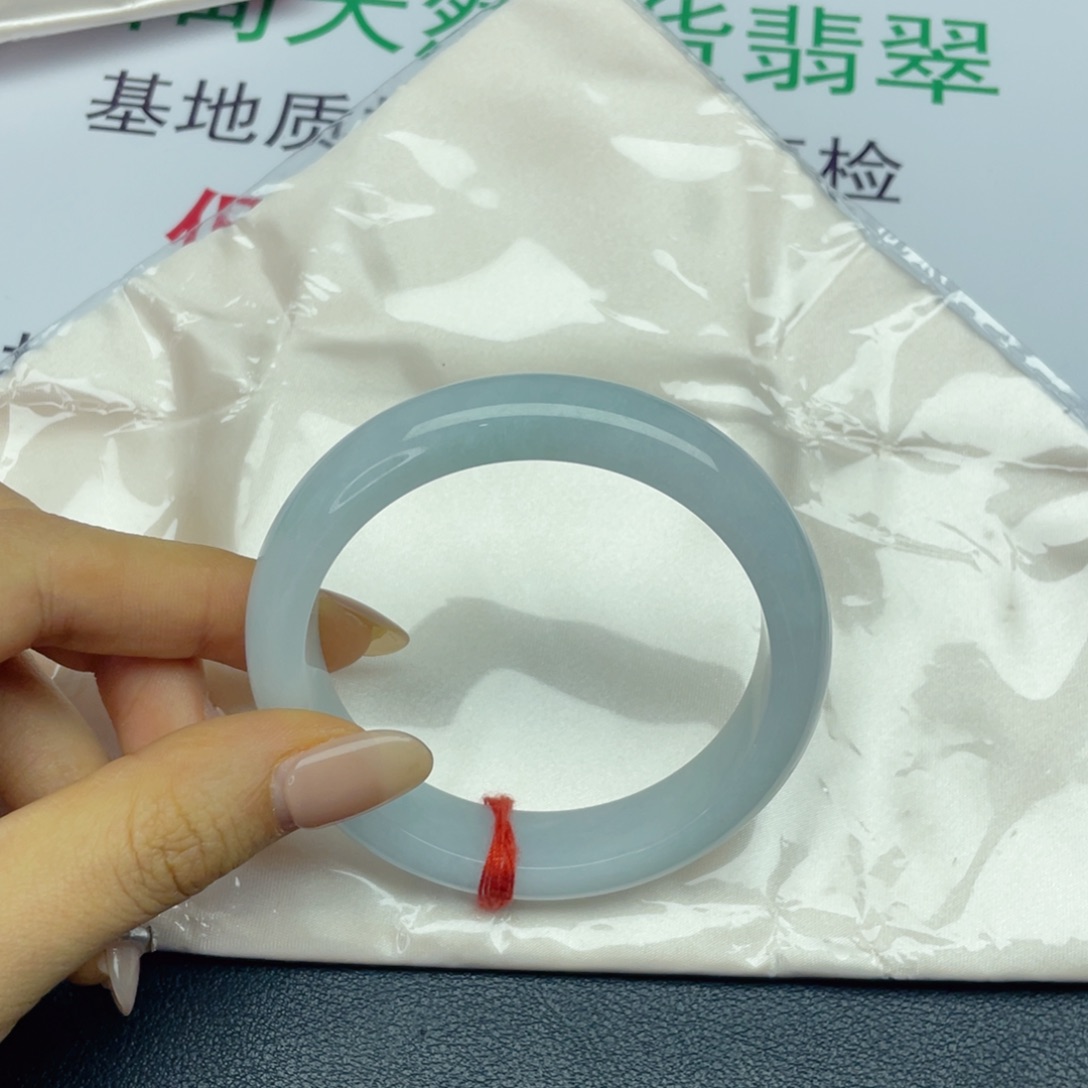 张***爽翡翠未镶嵌手镯翡翠