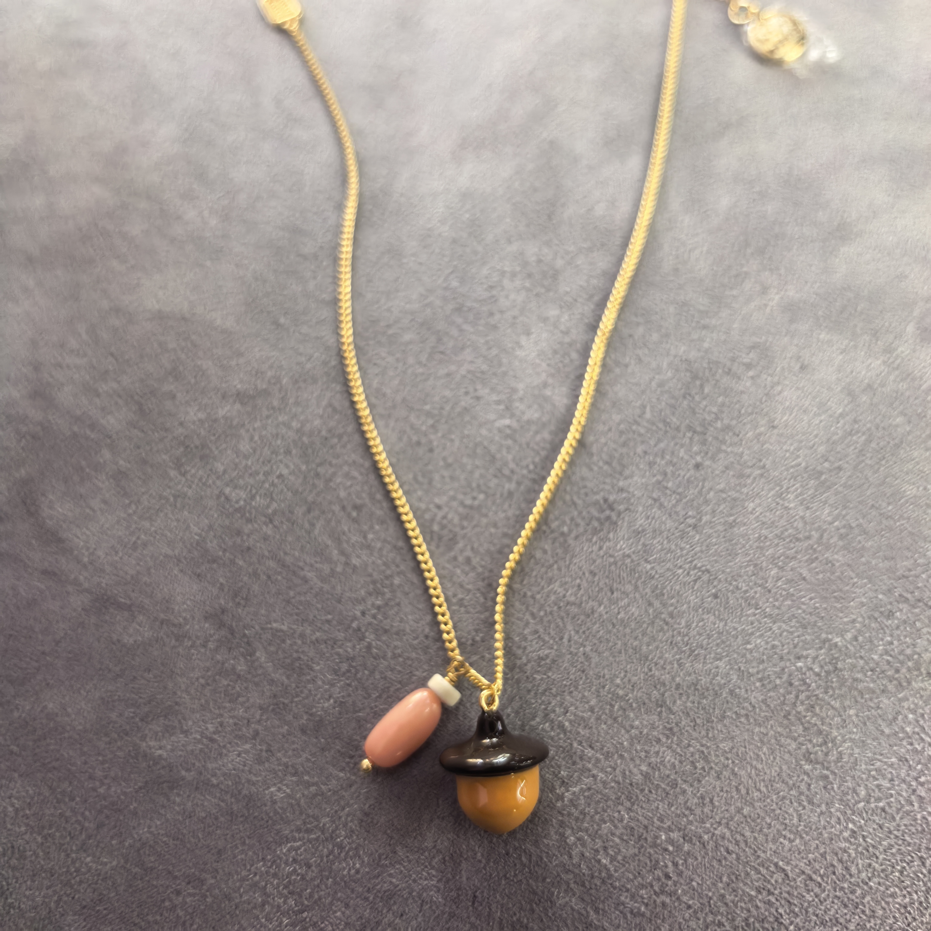 E461蜡黄色小松果金色字母m项链