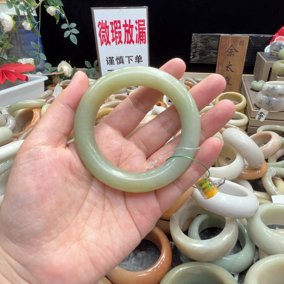 石英质玉手镯（圆镯）未镶嵌