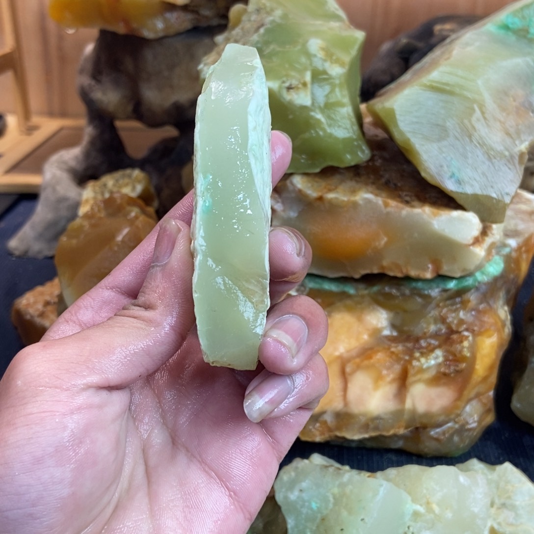 石英质玉（黄龙玉）未镶嵌珠宝奇石